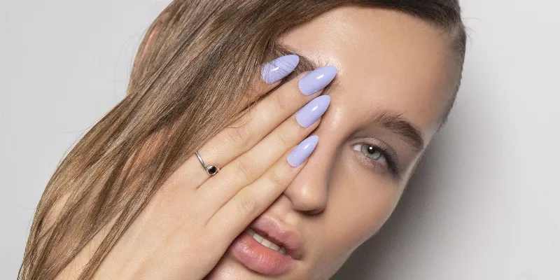 Los mejores esmaltes de uñas azul prusia para esta temporada