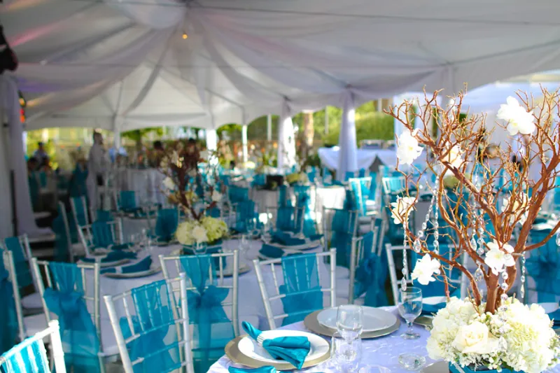 El encanto del azul turquesa en los detalles de una boda al aire libre