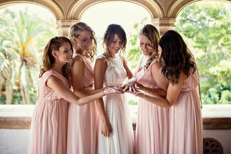 Azul marino, el color perfecto para el vestido de tus damas de honor