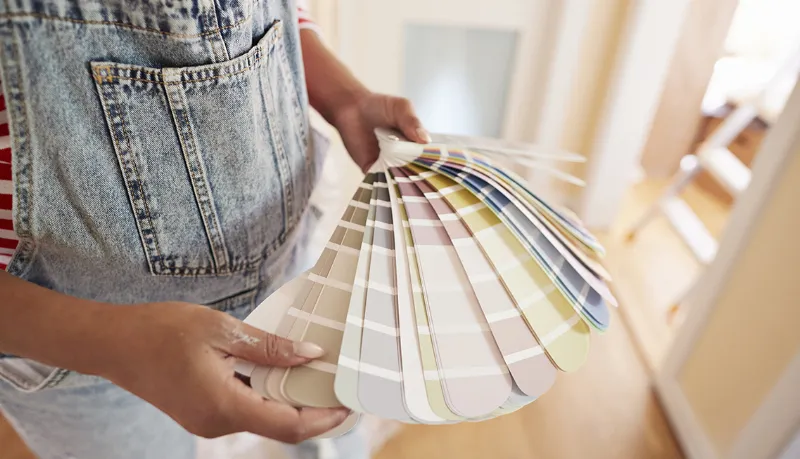 Elige la pintura adecuada en tonos azul marino para tu negocio