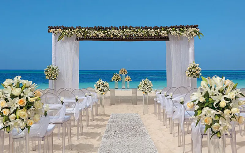 10 ideas de decoración para una boda en la playa con toques azul marino
