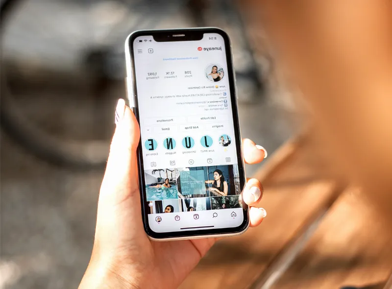 Cómo añadir imágenes de tonalidades azul marino a tu feed de Instagram